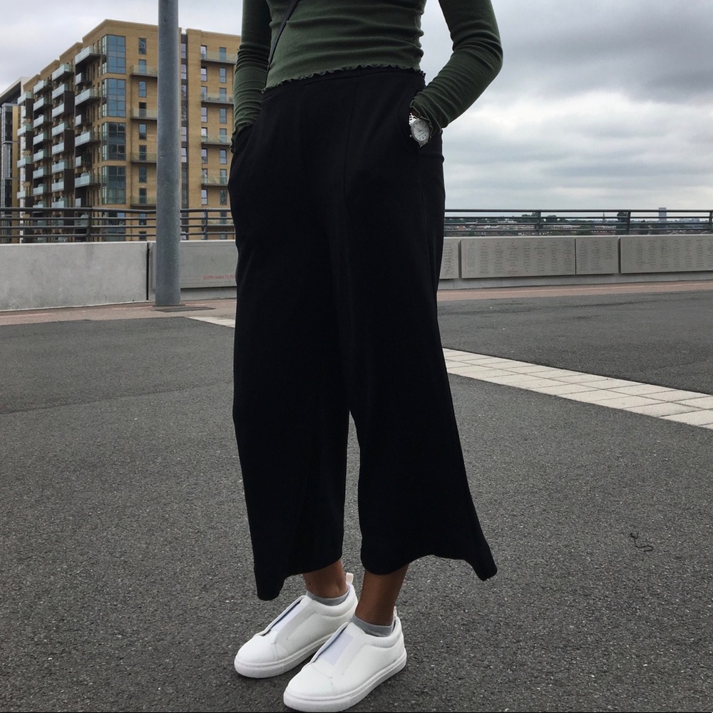 Uniqlo black cropped culotte pants